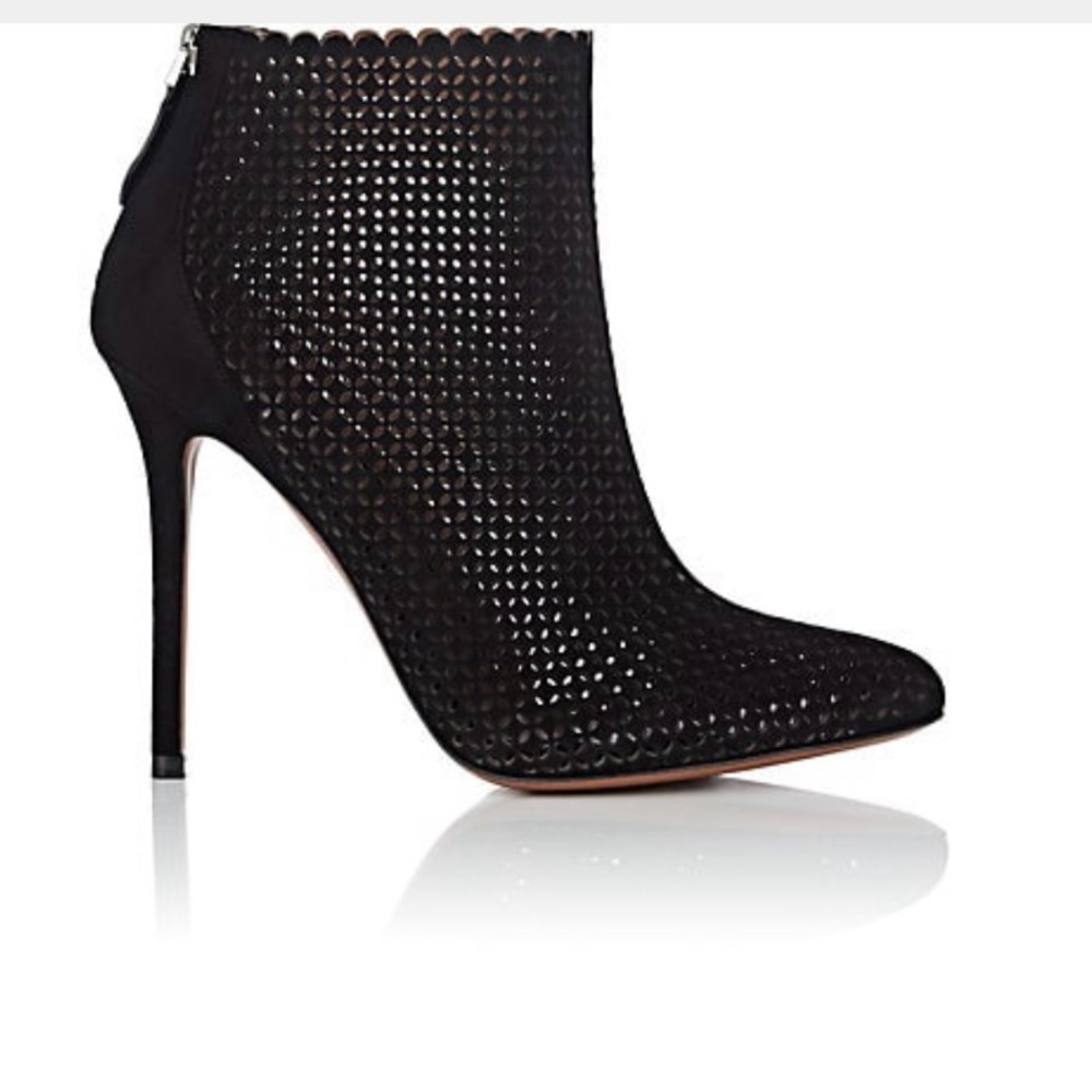 ALAÏA
Laser-Cut Suede Ankle Boots

Style # 505545849
Size 11
Color BLACK